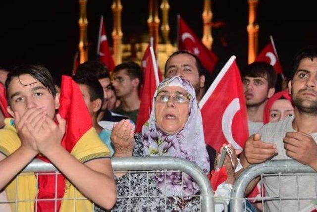 Onbinlerce Adanalı, 15 Temmuz Şehitleri Ve Demokrasi Için Nöbet Tuttu