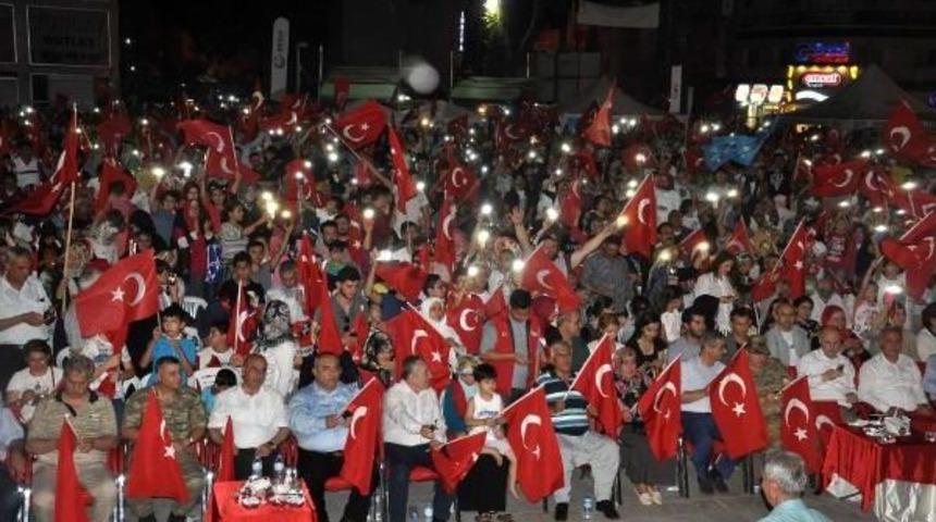 Osmaniye'de Binlerce Kişi 'demokrasi' N&ouml;betinde