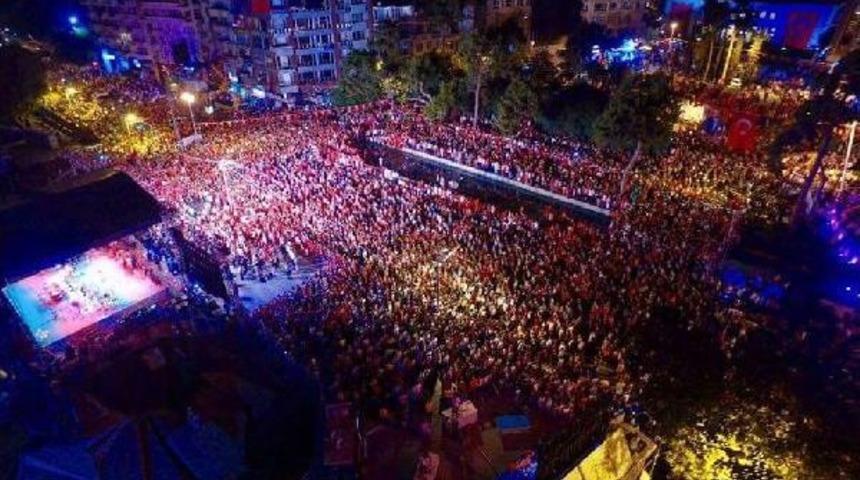 Binlerce Antalyalı Darbeye Karşı Y&uuml;r&uuml;d&uuml; (2)