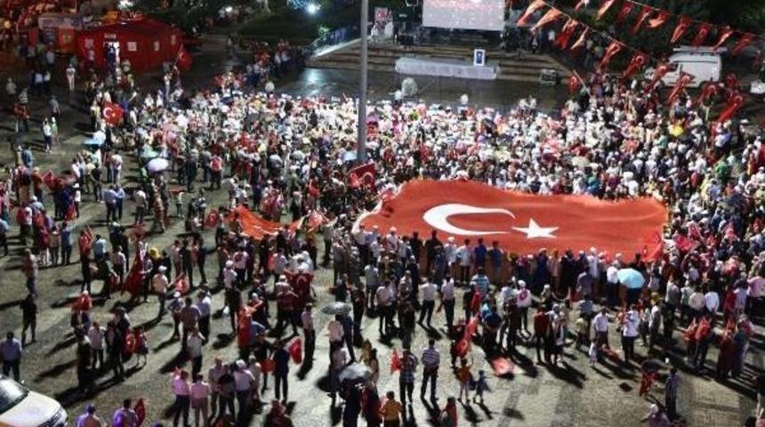 Kırıkkale'de Yağmura Rağmen Vatandaşlar Alandan Ayrılmadı