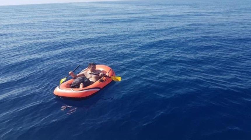 Tek Kişilik Lastik Botu K&uuml;rekleriyle &Ccedil;ekip Yunanistan&rsquo;a Gitmeyi Hedefliyordu