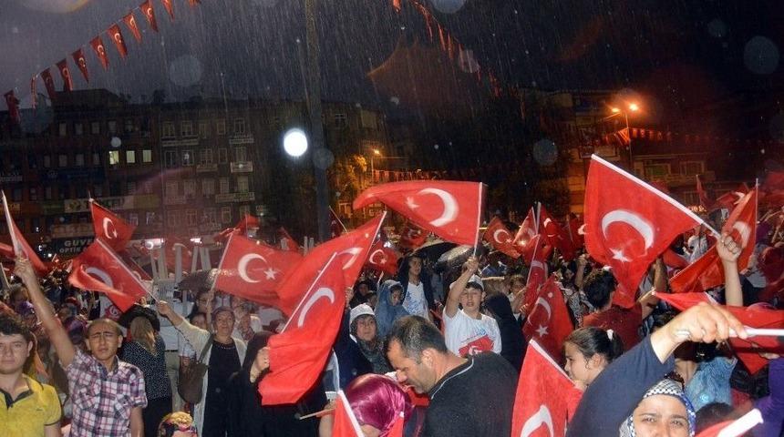 Sağanak Yağmur Altında Cumhurbaşkanını Dinlediler