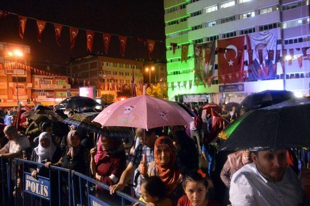 Sağanak Yağmur Altında Cumhurbaşkanını Dinlediler 1