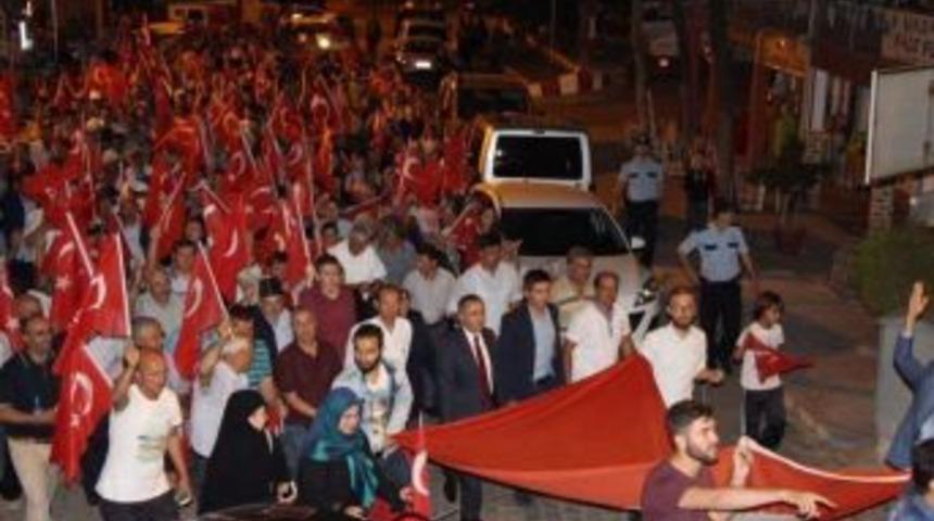 Şaphaneliler Demokrasi İ&ccedil;in Y&uuml;r&uuml;d&uuml;