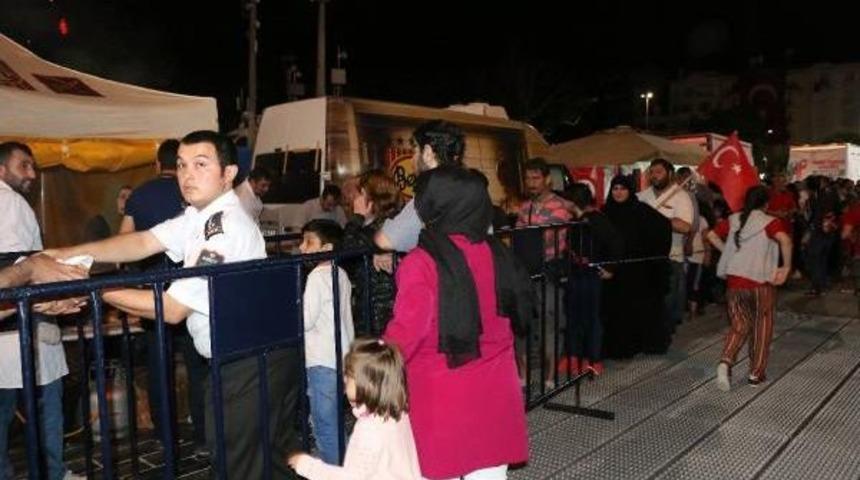 Demokrasi Ş&ouml;leni I&ccedil;in Taksim'e Akın Ettiler