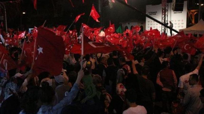 Kısıklı'da 'demokrasi N&ouml;beti' S&uuml;r&uuml;yor