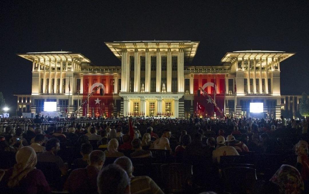 Cumhurbaşkanlığı K&uuml;lliyesi &Ouml;n&uuml;nde Heyecanlı Bekleyiş