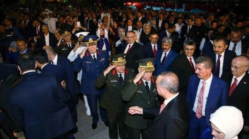 Cumhurbaşkanı Erdoğan Konuşması Sırasında "drone" D&uuml;ş&uuml;nce: Bazen Dronlar Da &nbsp;D&uuml;ş&uuml;yor Demek Ki (Geniş Haber)&nbsp;