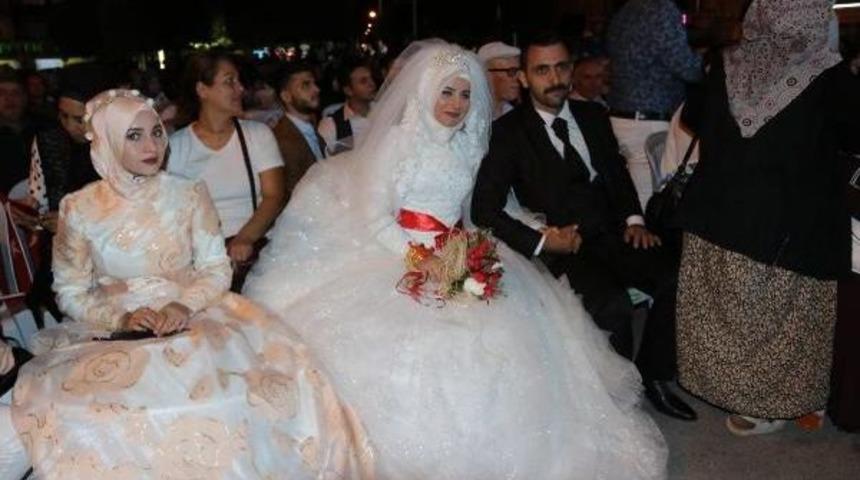 Manisa'da Gelin Ve Damat D&uuml;ğ&uuml;n&uuml;n Ardından Demokrasi N&ouml;betine Katıldı