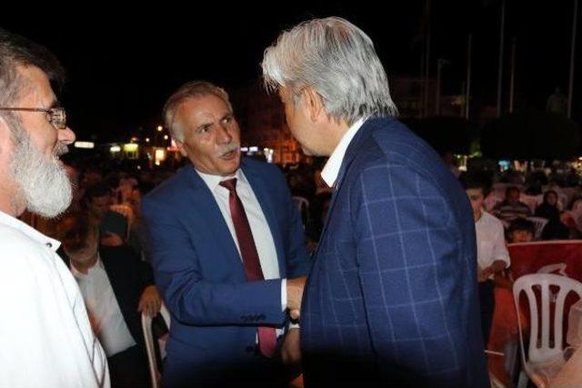 Manisa'da Gelin Ve Damat Düğünün Ardından Demokrasi Nöbetine Katıldı