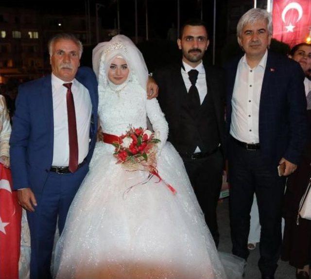 Manisa'da Gelin Ve Damat Düğünün Ardından Demokrasi Nöbetine Katıldı