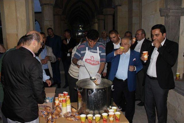 Hoca Ahmet Yesevi Camii&rsquo;nde &Ccedil;orba İkram Edildi 2