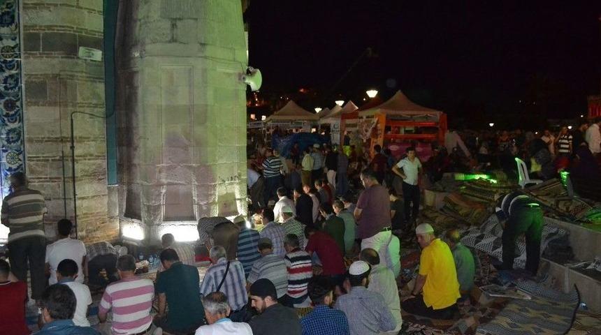 İzmirliler Demokrasi N&ouml;beti Sonrası Sabah Namazında Buluştu