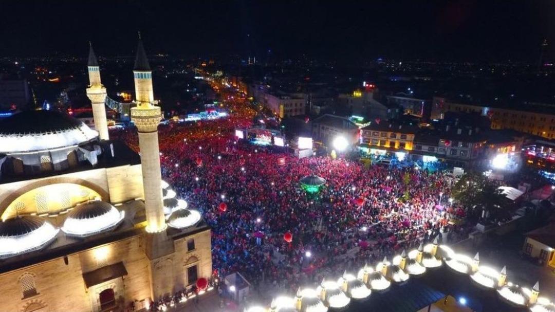 15 Temmuz&rsquo;un Yıld&ouml;n&uuml;m&uuml;nde Binlerce Kişi Mevlana Meydanı&rsquo;na Akın Etti
