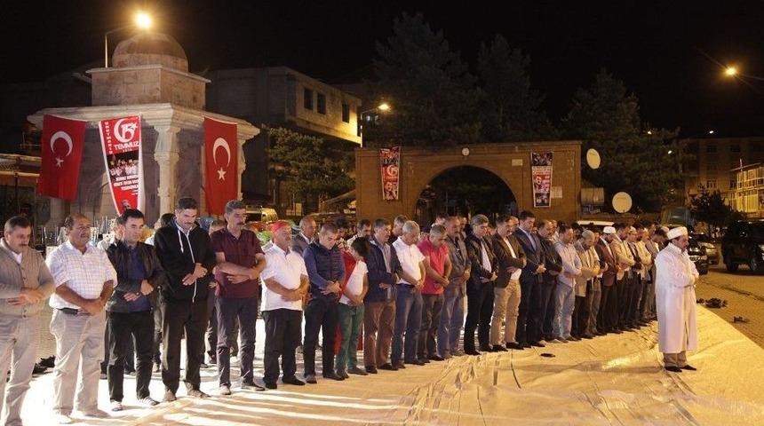 Ahlat&rsquo;ta Sabah Namazı Meydanda Kılındı