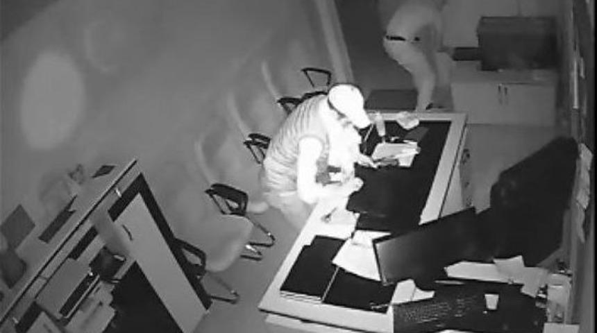 Okula Giren Hırsızlar Kameralara Yansıdı