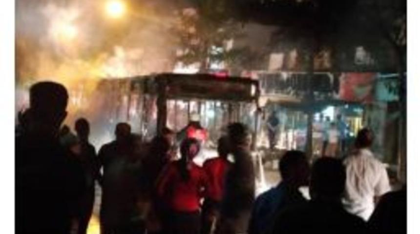 15 Temmuz Şehitler G&uuml;n&uuml;&rsquo;nde Yolcu Otob&uuml;s&uuml;n&uuml; Kundakladılar