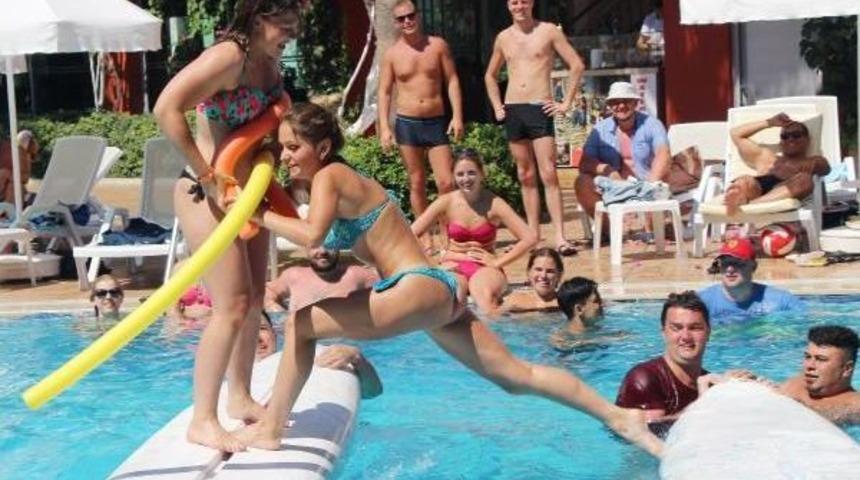 Tatilciler Havuz Aktiviteleriyle Serinledi