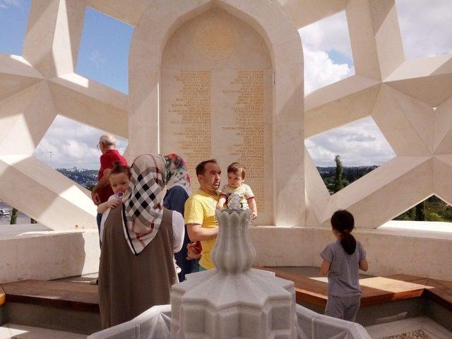 Şehitler Anıtı&rsquo;na Vatandaşlardan B&uuml;y&uuml;k İlgi 2