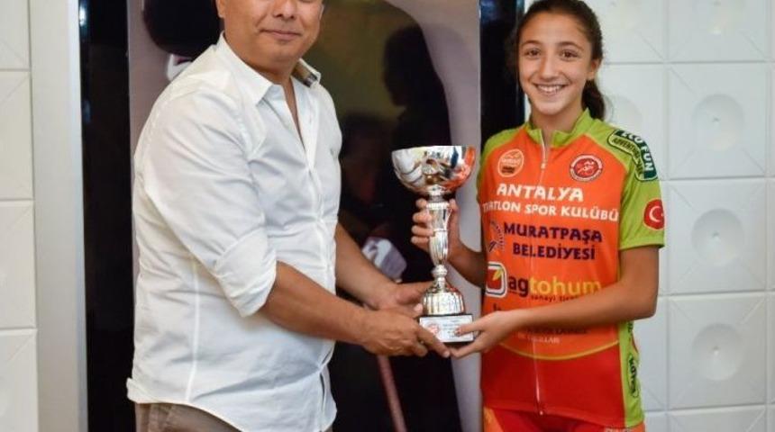 Minik Triatloncular Şampiyonluk Kupasını Başkana Hediye Etti.