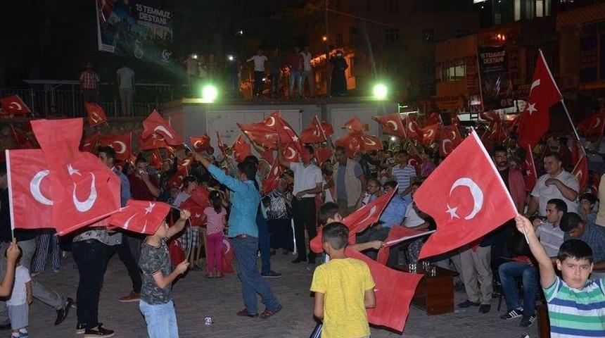 &Ccedil;ermik Ve &Ccedil;&uuml;ng&uuml;ş&rsquo;te Binlerce Vatandaş Fet&ouml; Ve Pkk&rsquo;yı Lanetledi