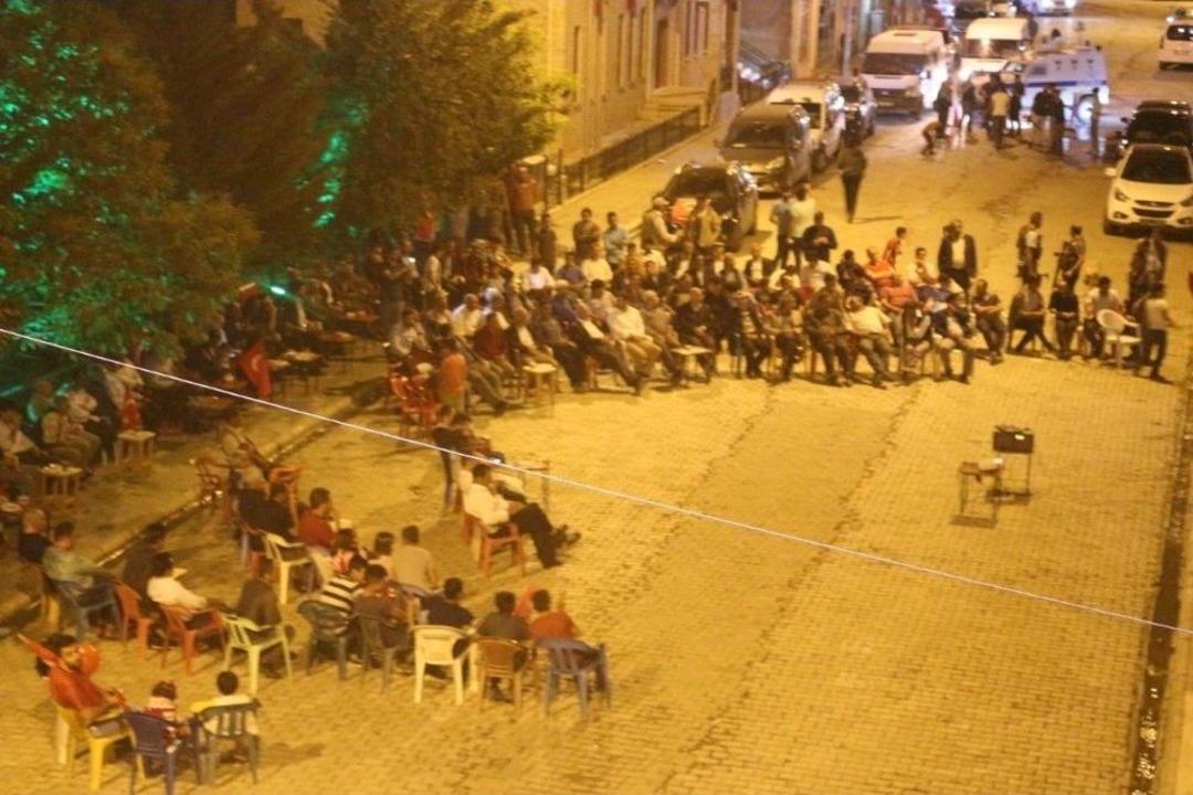 Bah&ccedil;esaraylılar 15 Temmuz N&ouml;betinde Ateş Yakarak Sabahladılar