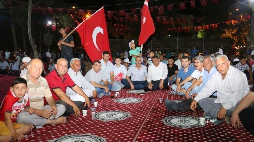 Binlerce Ak&ccedil;akaleli Demokrasi N&ouml;betinde