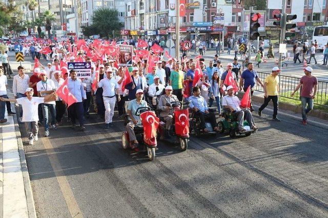 Belediye Başkanı Mehmet Ekinci, Gen&ccedil;lerle Y&uuml;r&uuml;y&uuml;şe Katıldı 2