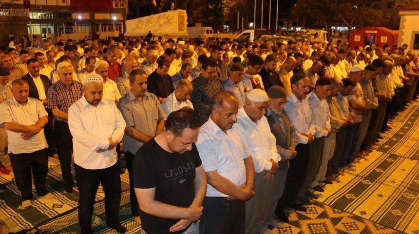 Demokrasi N&ouml;beti Tutan Vatandaşlar Meydanlarda Namaz Kıldı