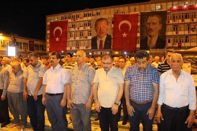 Demokrasi Nöbeti Tutan Vatandaşlar Meydanlarda Namaz Kıldı