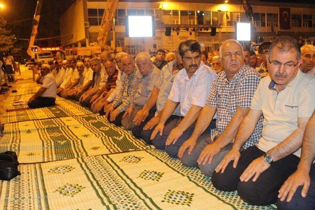 Demokrasi Nöbeti Tutan Vatandaşlar Meydanlarda Namaz Kıldı