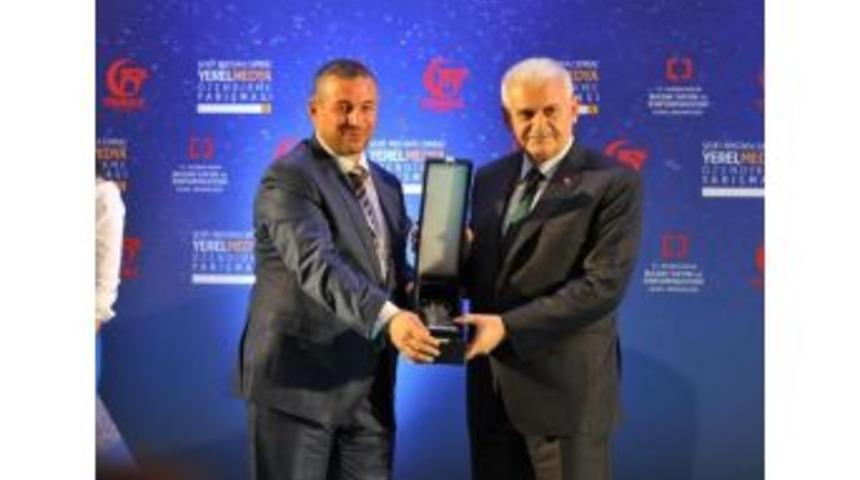 Haber&rsquo;de T&uuml;rkiye Birincisi Olan Mehmet Demir&rsquo;in &Ouml;d&uuml;l&uuml;n&uuml; Başbakan Yıldırım Verdi