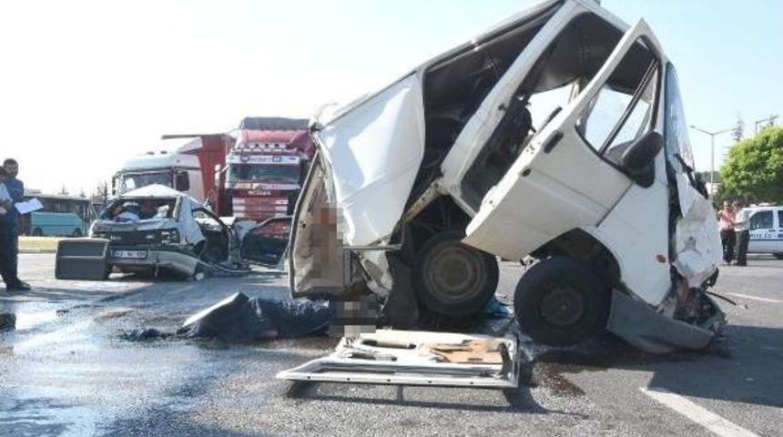 Kavşakta Kamyon Dehşeti: 1 &Ouml;l&uuml;, 5 Yaralı