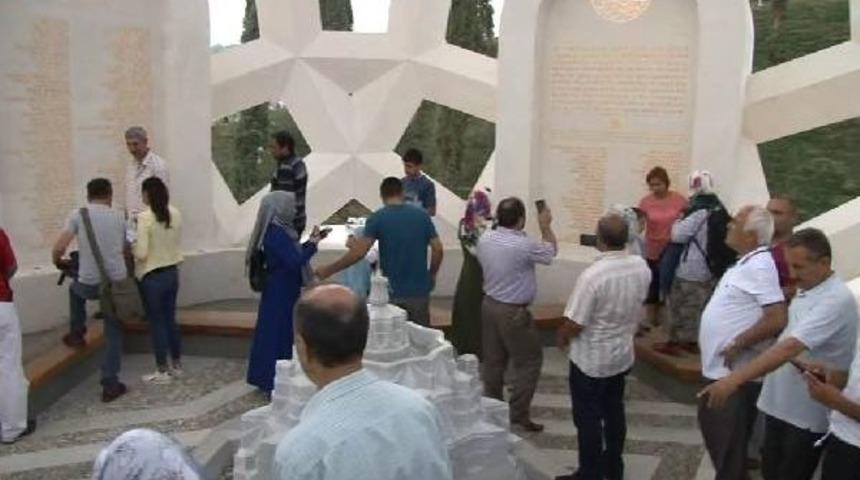Şehitler Makamına Ziyaret&ccedil;i Akını