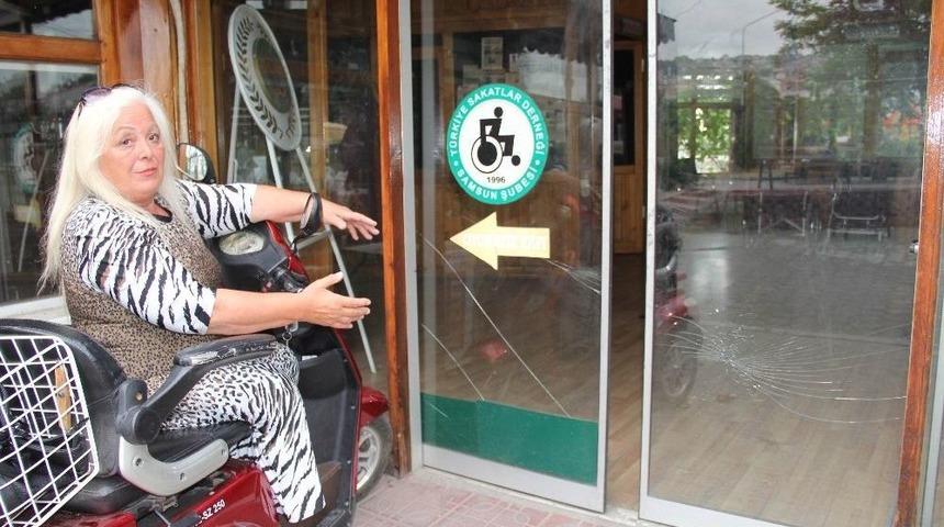 &Ccedil;alınan Paraya Değil, Bozulan Kapıya &Uuml;z&uuml;ld&uuml;