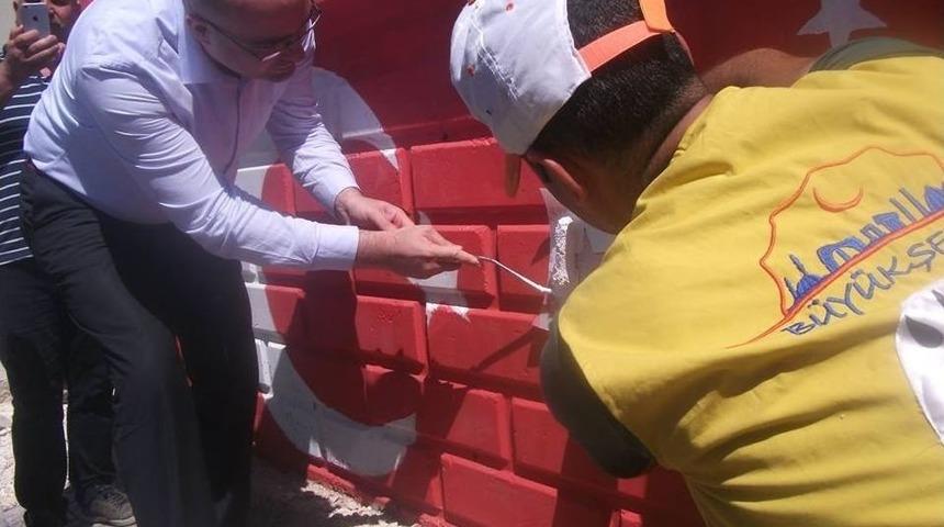 Okul Duvarını Ay Yıldızlarla Donattılar