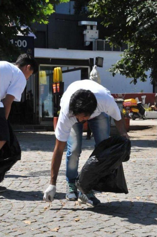 Yalova Belediye Başkanı, Suriyelilerle Çöp Topladı