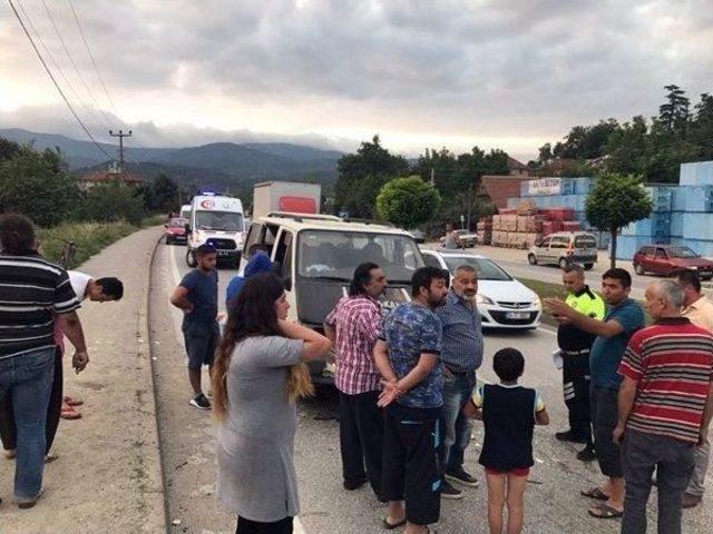 Minibüs İle Otomobil Çarpıştı: 11 Yaralı 1