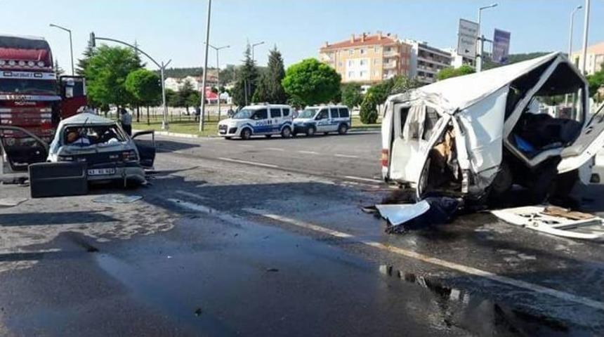 Sebze Yüklü Kamyon Işıkta Bekleyen Araçlara Çarptı: 1 Ölü, 5 Yaralı