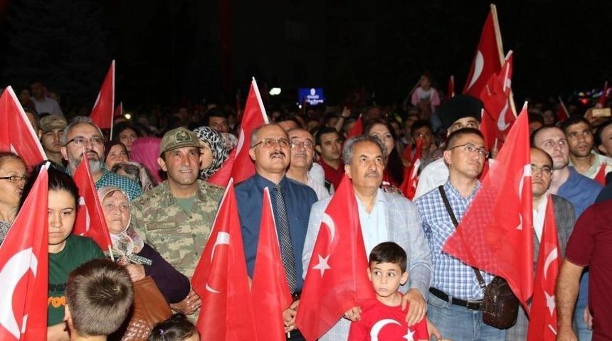 15 Temmuz&rsquo;un Yıld&ouml;n&uuml;m&uuml;nde Akşehirliler Demokrasi N&ouml;beti Tuttu