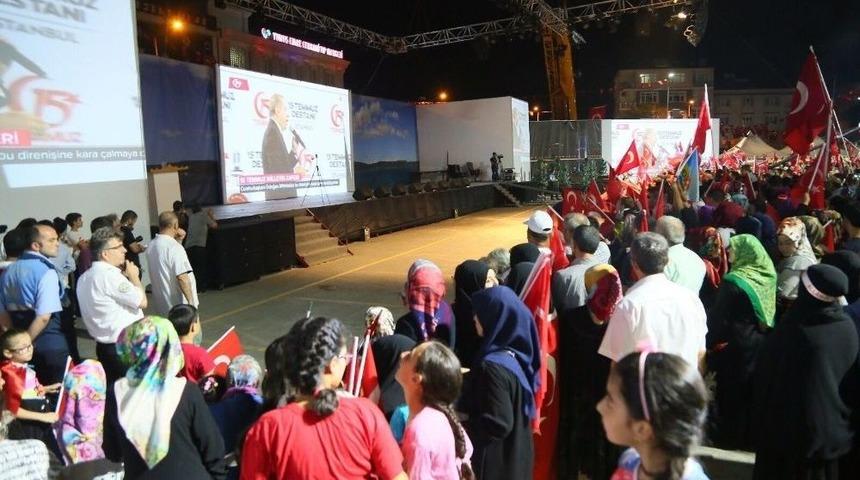 Şehitler Anıtı&rsquo;nın A&ccedil;ılışı Bağcılar&rsquo;da Canlı İzletildi