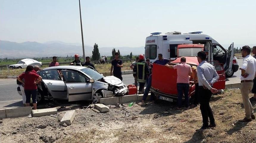 Manisa&rsquo;da Trafik Kazası: 1 &Ouml;l&uuml;, 5 Yaralı