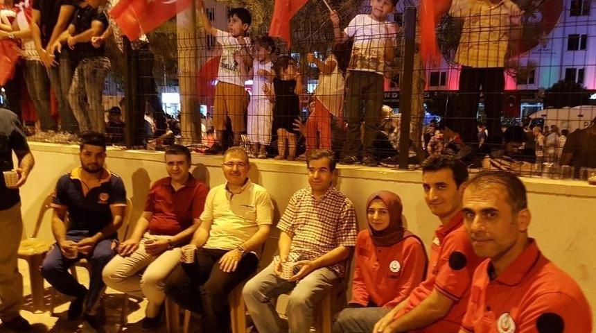 On Binlerce Vatandaşın Bulunduğu Meydanlarda Sağlık Ekipleri Hazır Bekledi