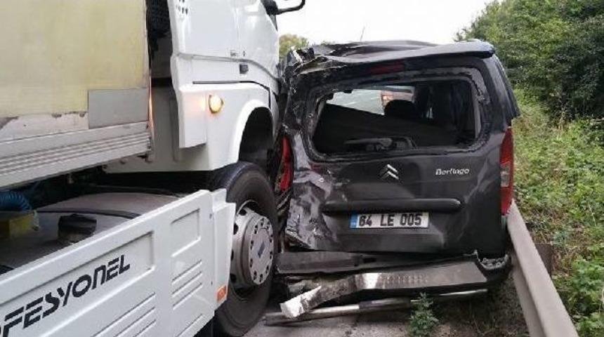 Tır, Emniyet Şeridinde Duran Araca &Ccedil;arptı: 1 Yaralı