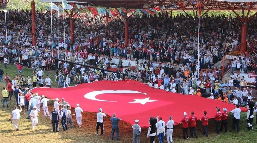 Kırkpınar&rsquo;da Dev T&uuml;rk Bayrağı Şehitler İ&ccedil;in A&ccedil;ıldı