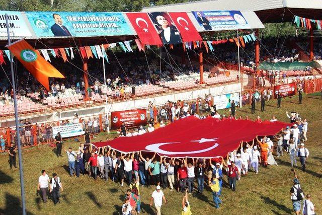 Kırkpınar’da Dev Türk Bayrağı Şehitler İçin Açıldı