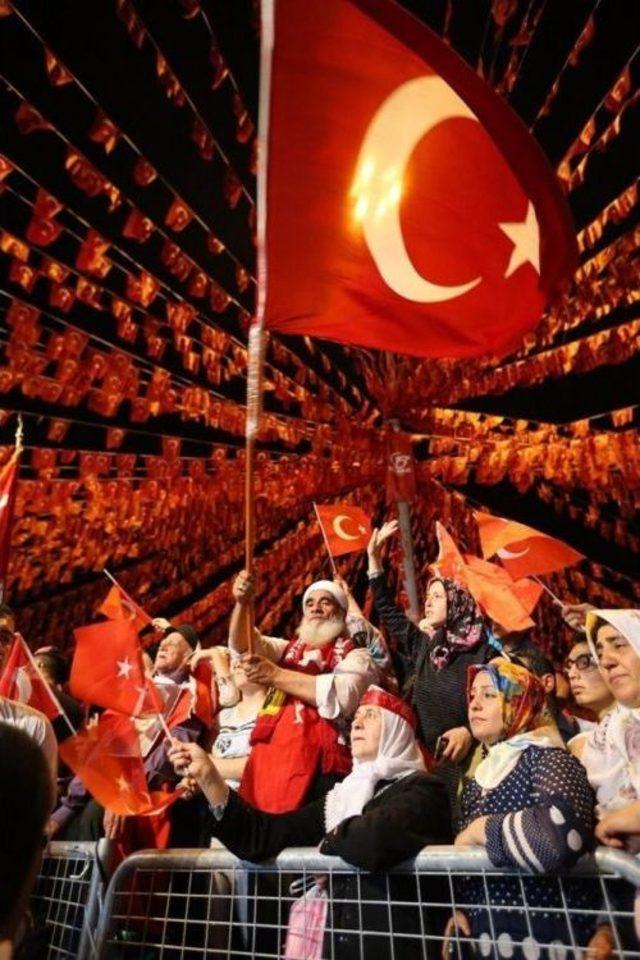 Başkan &Ouml;zke&ccedil;eci&rsquo;de Demokrasi Meydanında 1