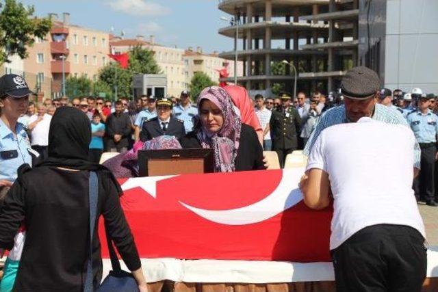 Şehit Polis Battal Yıldız'a Görev Yaptığı Ilçe Emniyet Müdürlüğünde Tören Düzenlendi