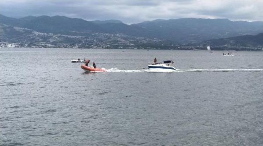 İzmit'te Tekne Alabora Oldu, 4 Kişi Kurtarıldı, 1 Kişi Aranıyor (2)