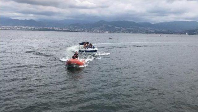 İzmit'te Tekne Alabora Oldu, 4 Kişi Kurtarıldı, 1 Kişi Aranıyor (2)